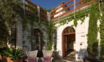 Entrada a recepción de uno de los mejores hoteles en Sierra nevada