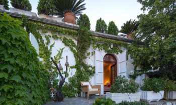 Acceso Habitaciones exteriores Hotel Boutique en Granada