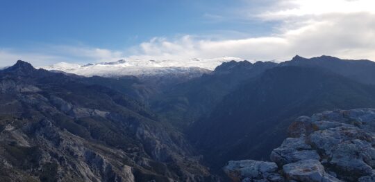 imagen nevada de las cimas en Sierra Nevada